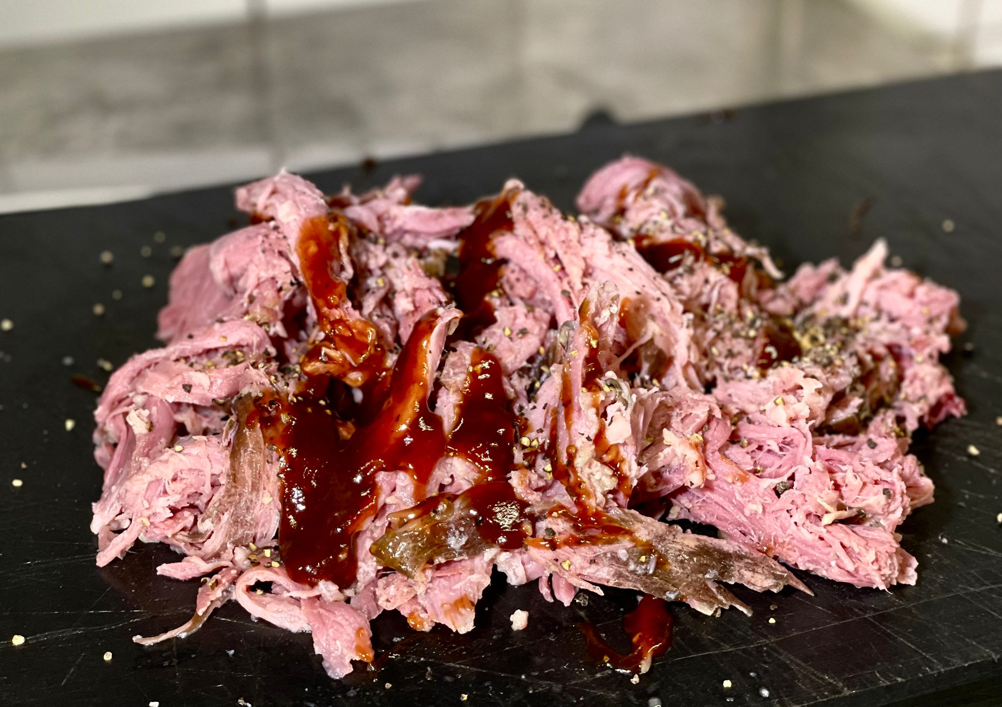 Kevyesti savustettu nyhtöpossu